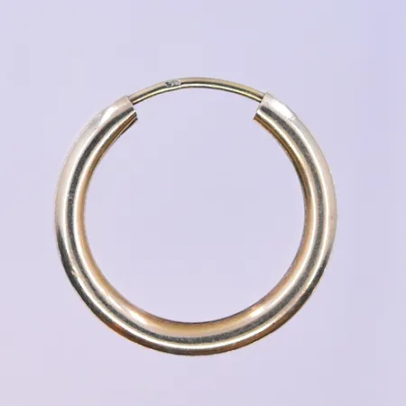 Udda örhängen Ø15 mm, bredd 3 mm 14K. Vikt: 0,7 g