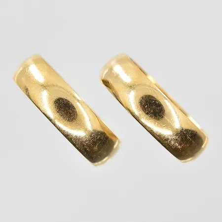 2 ringar stl:16¾, bredd 5mm, gravyr, 18K. Vikt: 7,9 g