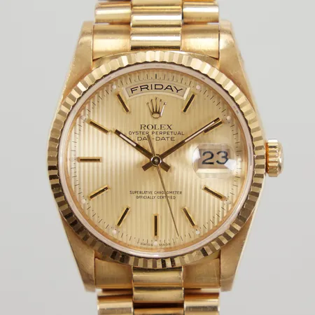 Herrur Rolex Day-Date, 18K, automatisk, Ø 36mm, ref: 18238, serienummer: W265869, cal 3155, boettnr: 18200, verknummer: 7006927, safirglas, presidentlänk 18K, total längd ca 17cm, 3 extra länkbitar, extra ur-tavla, nagg i kanten av glaset, skadad ur-tavla, certifikat 1997, manual, snusnäsduk, box, värderingsintyg Kaplans 2013, bruttovikt inkl länkbitar: 141,2gr Vikt: 0 g Skickas med postpaket.