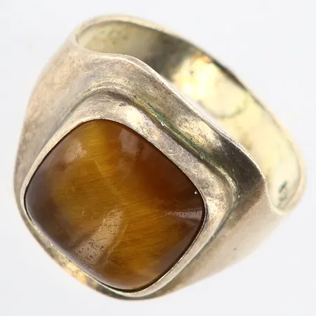 Ring med tigeröga stl: 16¾, skev skena, 830/1000 silver Vikt: 3,5 g