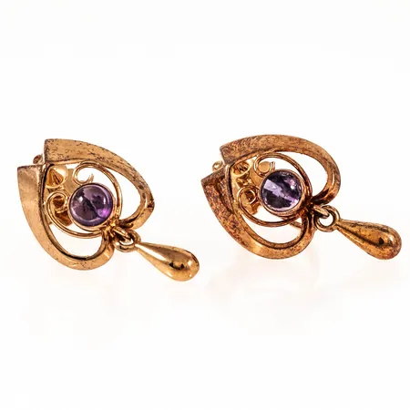 Örhängen med cabochonslipade ametister bredd 11,5mm längd 20mm, skruvmekanik, 18K 2,0g. 