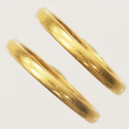 Två ringar släta stl:16¾ gravyrer 23K  Vikt: 7,9 g
