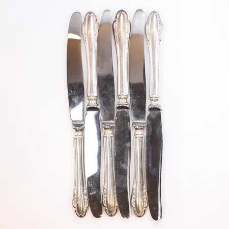 6 Knivar, längd 21,5cm, bredd 8-18mm, blad i rostfritt stål, handtag i 830/1000 silver Vikt: 311,8 g