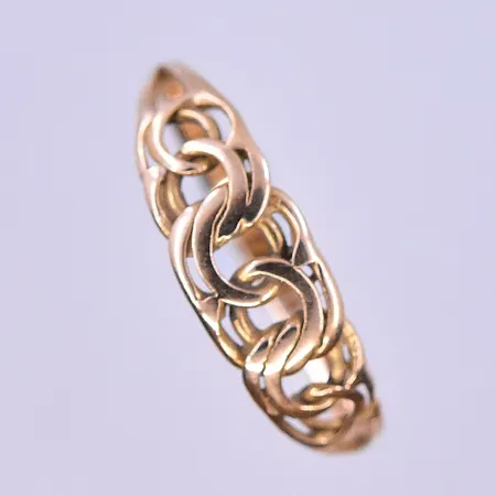 Ring Bismarck stl:18½, bredd 2-6 mm 18K. Vikt: 1,8 g