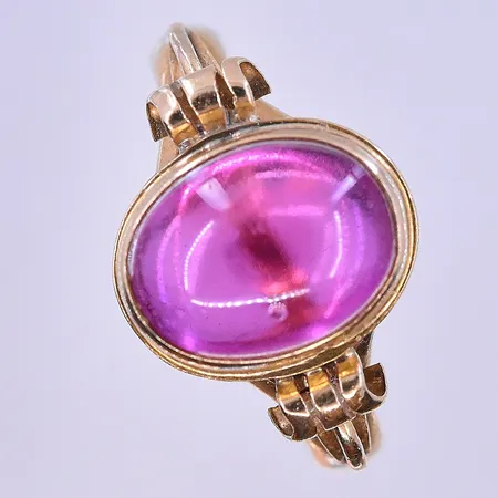 Ring med Cerise sten stl:19¼, bredd 3-14 mm graverad 18K. Vikt: 5,8 g