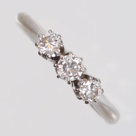 Ring med diamanter 2x0,10ct 1x0,16ct, stl:17½, bredd 2-4mm, gravyr, vitguld, 18K Vikt: 2,9 g