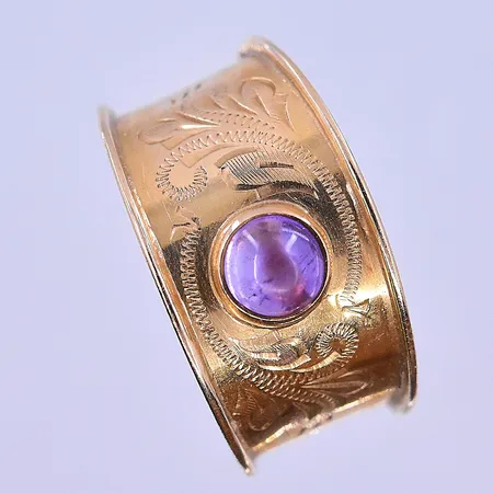 Ring med lila sten stl:17¼, bredd 6-11 mm 18K. Vikt: 2,7 g