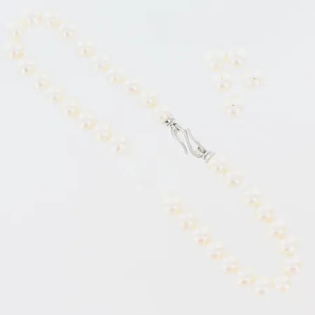 Pärlcollier längd ca 44,5cm odlade sötvattenpärlor Ø10-11mm, 38st, defekt/i två delar trätt utan knut, S-lås i silver 925/1000 Vikt: 0 g