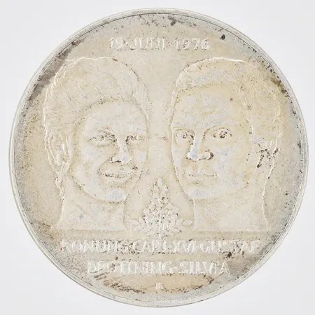 Jubileumsmynt Kungabröllopet 19 juni 1976 Konung Carl XVI Gustav och Drottning Silvia Ø36mm nominellt värde 50kr 925/1000 silver  Vikt: 27 g