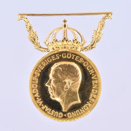 Medalj Gustaf VI Adolf längd 41 mm, bredd 35 mm 18K/22K. Vikt: 13,5 g