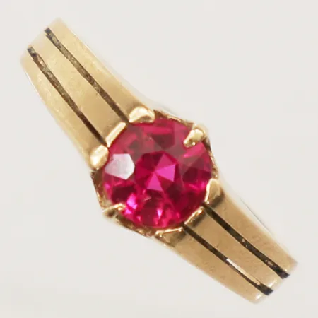 Ring med syntetisk rubin stl:16¼, bredd 2,2-6,9mm 18K  Vikt: 2,6 g