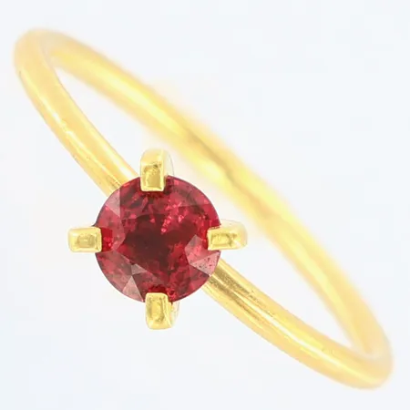 Ring med röd sten stl: 16, bredd: 1,3-5mm, 18K Vikt: 1,7 g