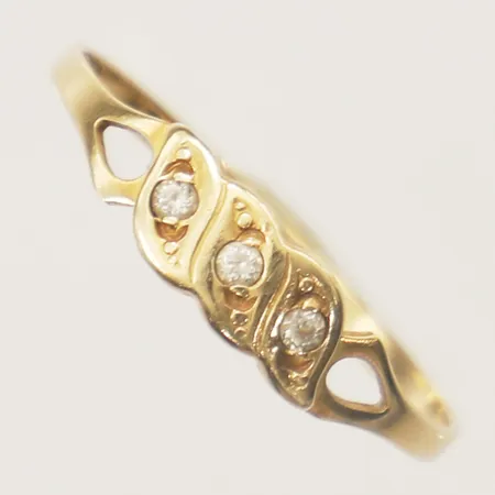 Ring med vita stenar stl:16¾, bredd 4,1mm 18K  Vikt: 0,9 g