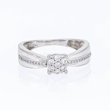 Ring med diamanter 22 x ca 0,002ct & 7 x ca 0,01ct. Stl:15½ oval skena. Bredd 1,5 - 4,5 mm. Vitt guld 18K 2,6g.