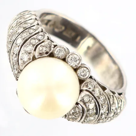Ring med diamanter samt pärla, stl: 17 bredd: ca 4-13mm (en diamant indikerar på syntetiskt), vitguld, 18K Vikt: 9,8 g