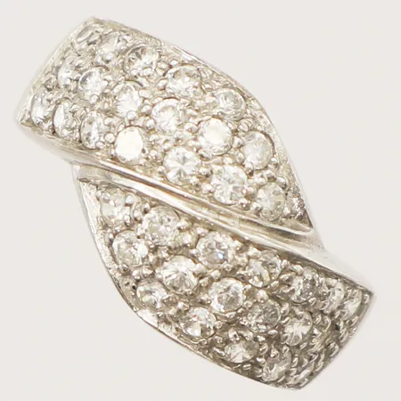 Ring med vita stenar stl:17¾ bredd 12,4mm, saknar en sten, GHA silver 925/1000 Vikt: 5,1 g