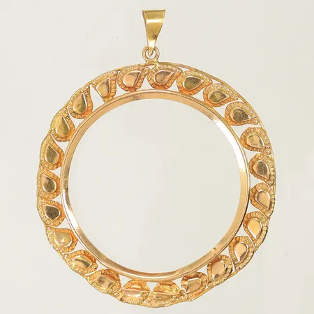 Krans till hänge, yttre Ø ca51mm, innre Ø ca37mm, längd ca 65mm inklusive hängöglan, skador på kransen, bucklig 14K Vikt: 4,7 g