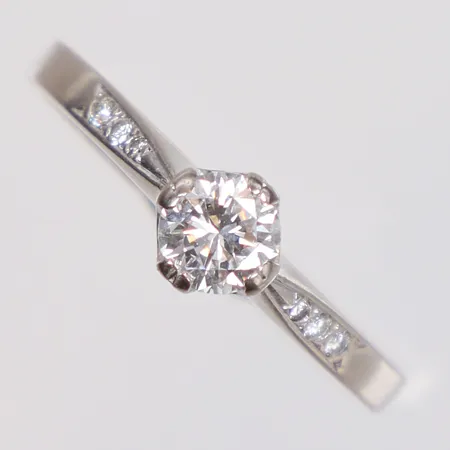 Ring i vitguld med diamanter 1xca0,45 (kvalitet TW/Si) samt 6xca0,005-0,01ct stl:18¼ bredd 2-5mm SSÄ ( Guldkedjan Gk) Varberg 1988, 18K Vikt: 2,9 g