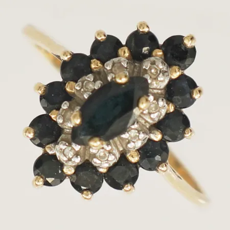 Ring med diamanter 8xca0,005ct samt safirer, stl:16½ bredd 15,2mm skev 14K  Vikt: 2,2 g