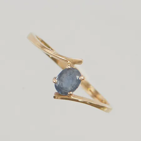 Ring stl:16¾ bredd 7mm blå sten 18K 1,3g.