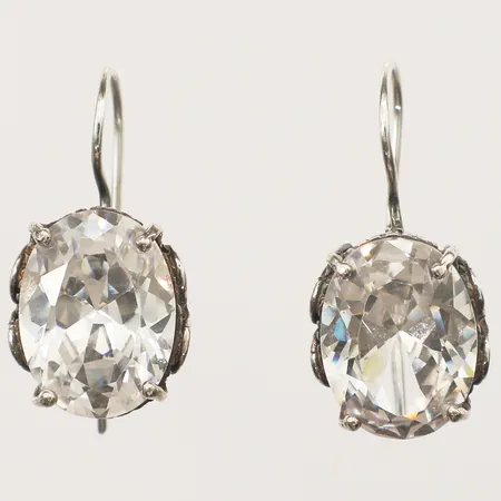  Ett par örhängen med vita stenar, längd 30mm bredd 14mm silver 925/1000 Vikt: 10,4 g