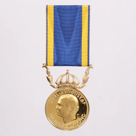 Medalj Carl XVI Gustaf med medaljband 18/23K bruttovikt 15,3g Vikt: 15,3 g