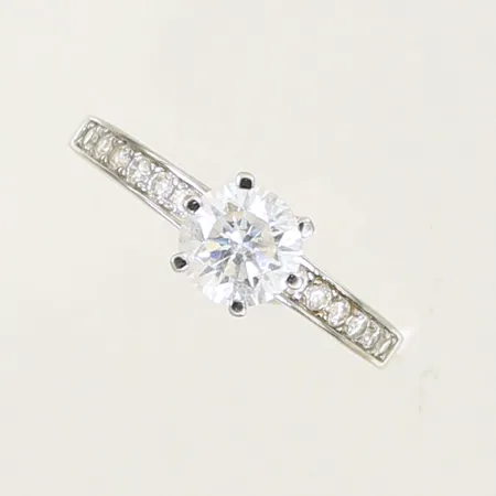 Ring vitguld med vita stenar, stl 17¼ bredd 1,5-6mm, 18K 2,9g totalt.