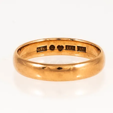 Ring slät stl:19 bredd 4mm, gravyr, spricka på insida ring, 18K 4,3g. 