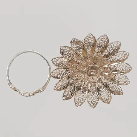 1 Ring, 1 Brosch, 830/1000 Silver 6,5g.