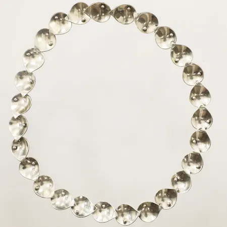 Collier med ledade kulförsedda blad längd 43cm, bredd 15mm år 1954 signerad Stigbert, Heribert Engelbert AB silver 925/1000 Vikt: 51,6 g