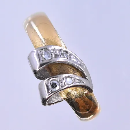 Ring stl:18¾, bredd 4-10 mm vitguld/gulguld 18K. Vikt: 5,1 g