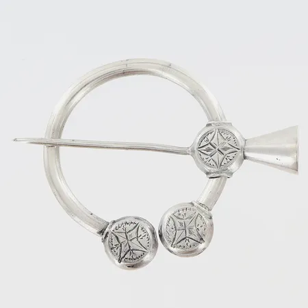 Dräktspänne 50x65mm otydliga stämplar troligen AJB W C6/år 1881, svensk kontrollstämpel, åldersspatina, silver 830/1000 Vikt: 11,4 g