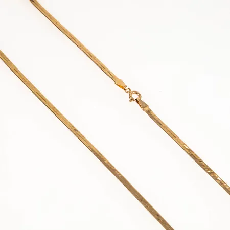 Halvstelt collier längd 46 cm bredd 3 mm. 6,0g 14K. Små ojämnheter.