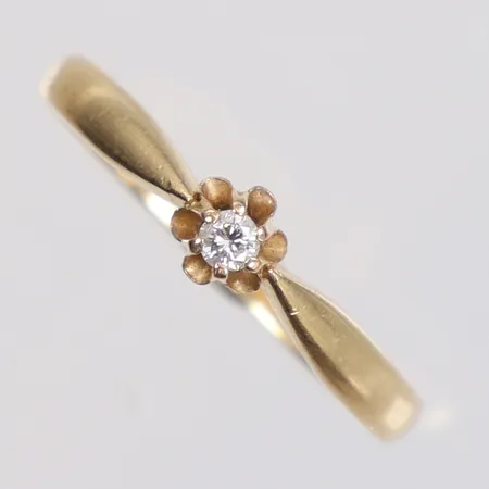 Ring med diamant 1xca0,05ct stl:18¼ bredd 2-4mm Smycka 18K Vikt: 2,4 g