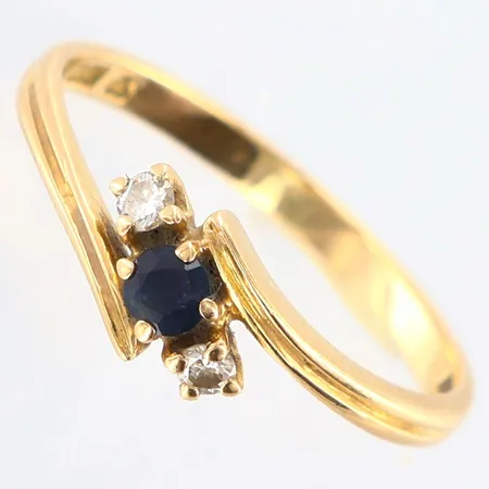 Ring med blå safir samt diamanter, stl: 17¾, bredd: 2-6mm, 18K Vikt: 1,9 g