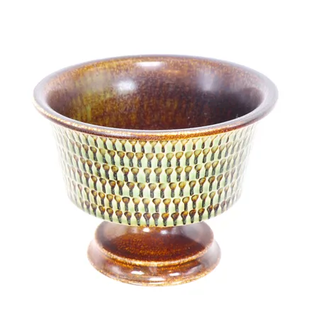 Skål på fot Stig Lindberg för Gustavsberg , glaserat lergods, höjd 9cm Ø12cm, signerad Stig L, ca 1950/60-tal, smärre slitage Skickas med postpaket.