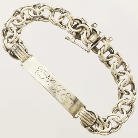 Armband Bismarck med gravyrbricka, längd 18,5cm bredd 10,1mm, gravyr Janson Guldvaru Ab Victor år 1966 silver 830/1000  Vikt: 22,8 g
