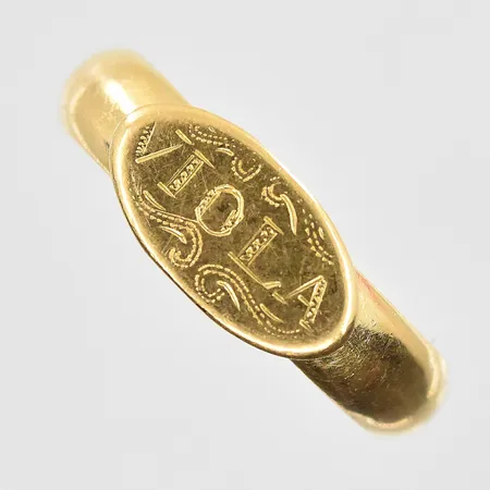 Ring med graverad namnplatta, stl:18¼, bredd 4-6mm, 18K. Vikt: 5,6 g