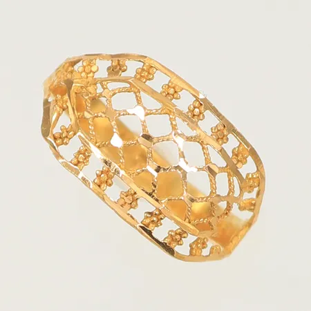 Ring med genombruten dekor stl 17½, bredd 3,5-11mm, 21K, 1,8g Vikt: 1,8 g