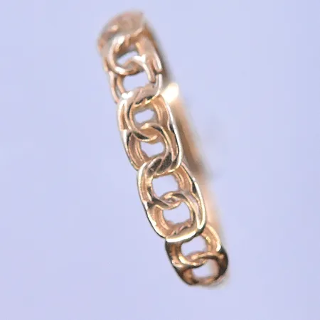 Ring Bismarck stl:17¾, bredd 1-4 mm ojämn skena 18K. Vikt: 0,8 g