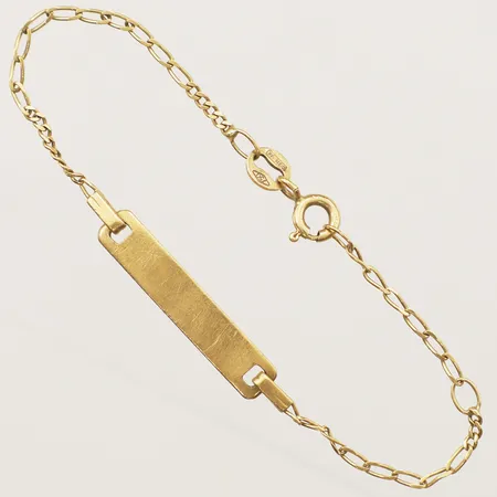 Armband med gravyrbricka längd 14,5cm, bredd 4,6mm repig gravyr 18K Vikt: 1,8 g