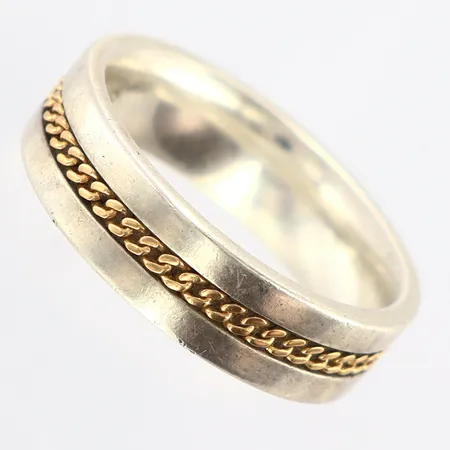 Ring med förgylld pansardekor, GHA, stl:18, bredd:6mm, gravyr, 925/1000 silver Vikt: 6,2 g