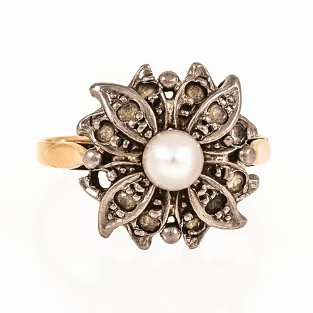 Ring med vita stenar och en odlad pärla stl:16½ bredd 1,9 - 13,9 mm 3,5g 18K.