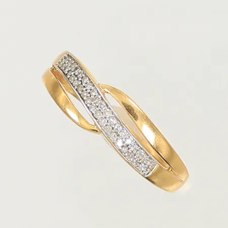 Ring med 38 diamanter 0,11ct totalt enl gravyr, stl 18½ bredd 2-6mm, Guldfynd, 18K 3,6g