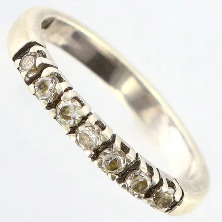 Ring med vita stenar stl: 17, bredd: 2,5mm, 925/1000 silver Vikt: 2,4 g