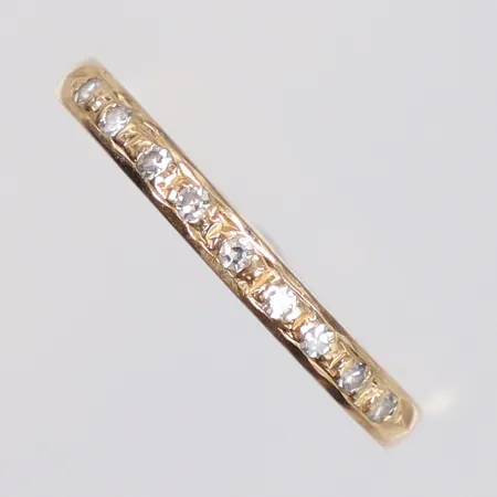 Ring med diamanter 9x0,01ct, stl:17, bredd 2mm, skev skena, gravyr, 18K Vikt: 1,2 g