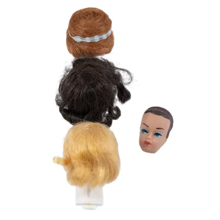 Barbie's Wig Wardrobe - Huvud med tillhörande tre peruker by Mattel Stock no. 871.