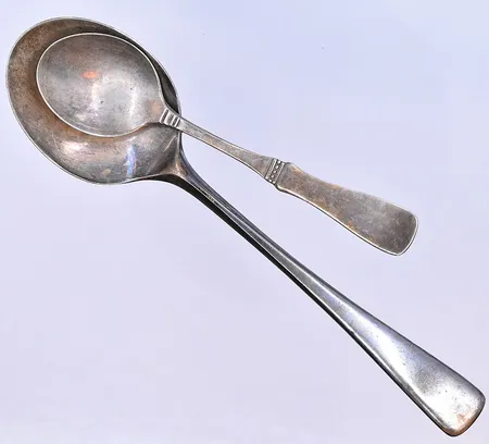 2 skedar längd 11 och 15,5 cm silver 830/1000. Vikt: 39,5 g