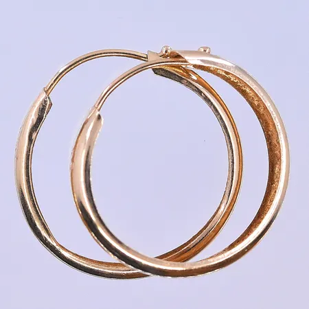 Örhängen Ø16 mm, bredd 3 mm klämskador 18K. Vikt: 0,8 g
