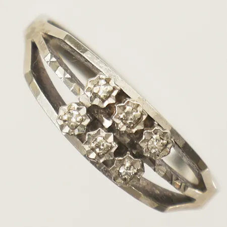 Ring med vita stenar stl:17¾, bredd 2,2-6,3mm 18K Vikt: 3 g